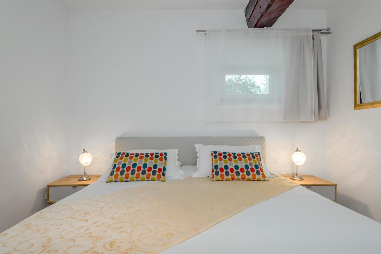 Apartments Obala Bol Exterior photo
